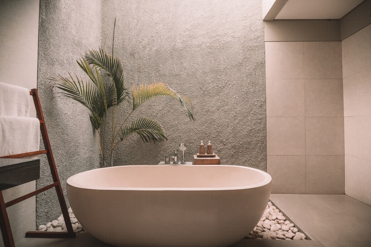 Baño principal. Baño con lavamanos amplio, espejo y acabados en tonos claros.