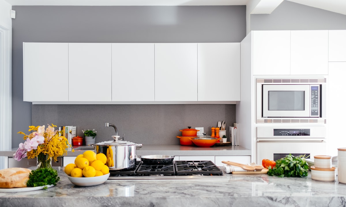 Cocina y comedor. Cocina equipada y comedor para ocho personas.